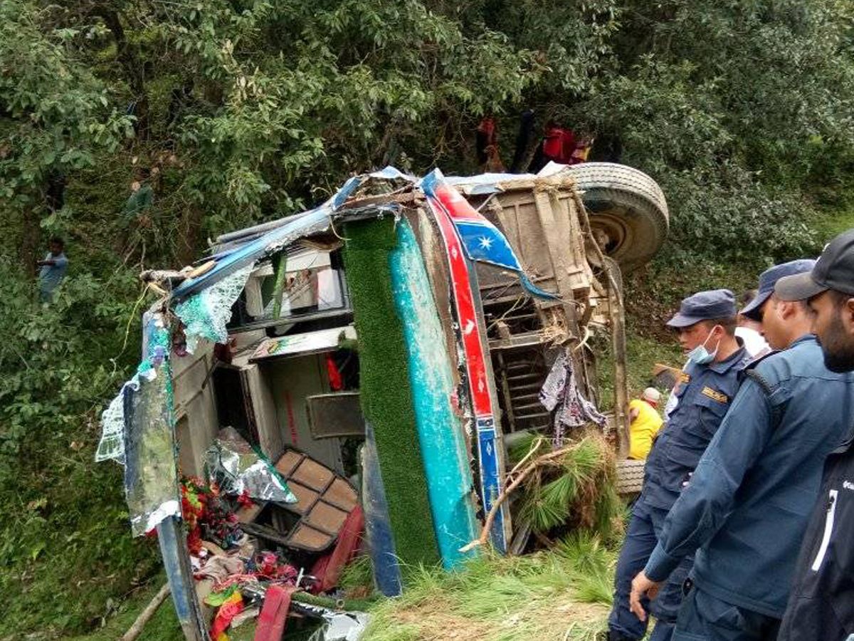 मेलौलीमा बस दुर्घटना अपडेट : एकको मृत्यु, ३८ जना घाइते 